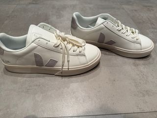 Zapatillas Veja de piel de color Blanco y Gris.