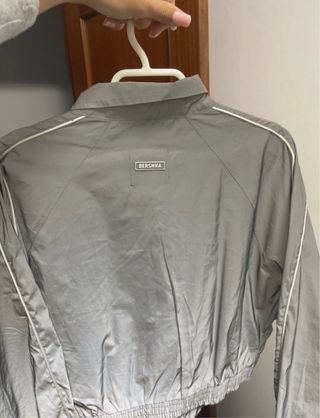 Chaqueta plateada Bershka