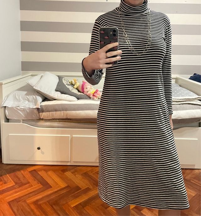 Vestido negro de rayas cuello alto