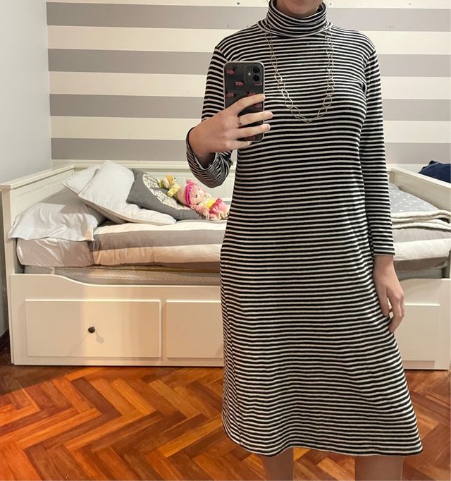 Vestido negro de rayas cuello alto