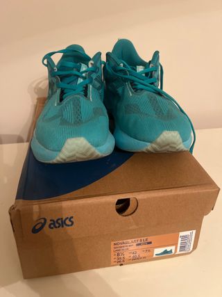 Zapatillas Asics Novablast 5 LE Talla 42