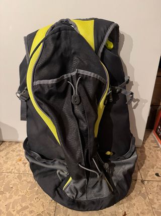 Mochila senderismo negra y amarilla