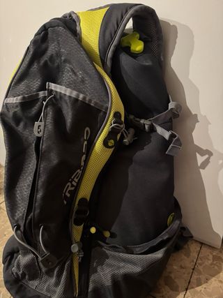 Mochila senderismo negra y amarilla