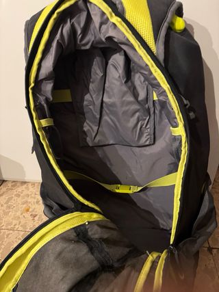 Mochila senderismo negra y amarilla