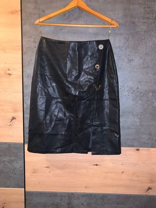 Falda polipiel negra con botones