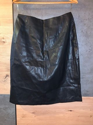 Falda polipiel negra con botones
