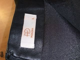 Falda polipiel negra con botones