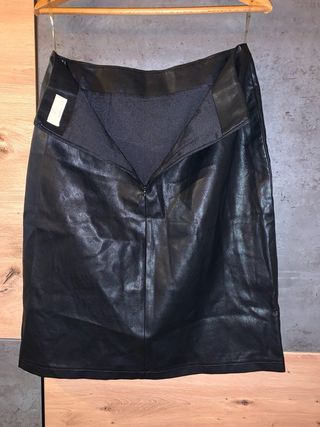 Falda polipiel negra con botones