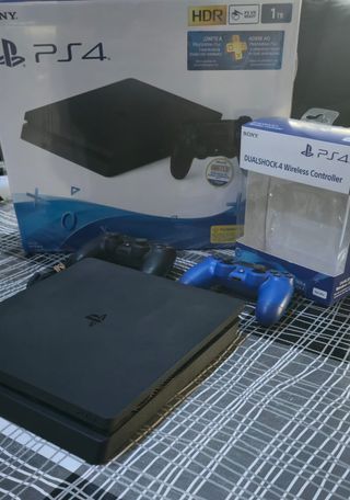 PS4 Slim 1TB Negra + 2 Mandos