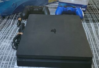 PS4 Slim 1TB Negra + 2 Mandos