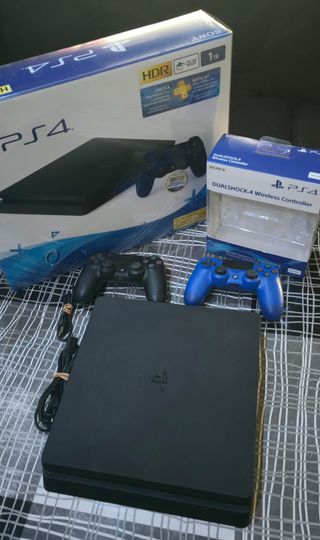 PS4 Slim 1TB Negra + 2 Mandos