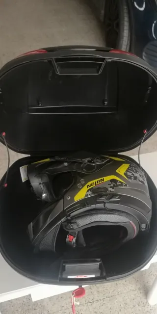 Baúl Givi Monolock Negro/Rojo 34 litros