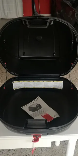 Baúl Givi Monolock Negro/Rojo 34 litros