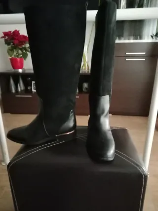 Botas altas ante y piel negras