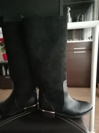 Botas altas ante y piel negras