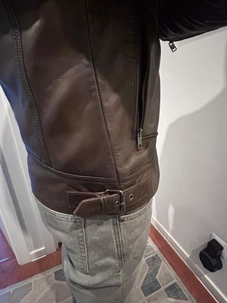 Cazadora de cuero marrón