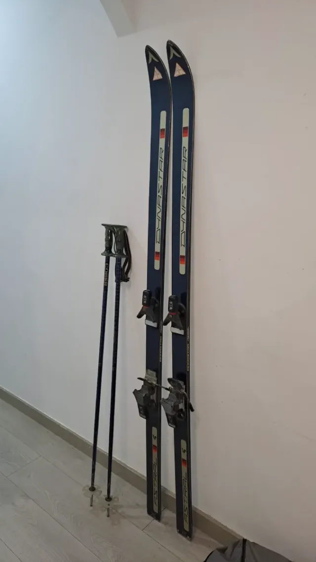 Conjunto de esquís Dynastar con bastones