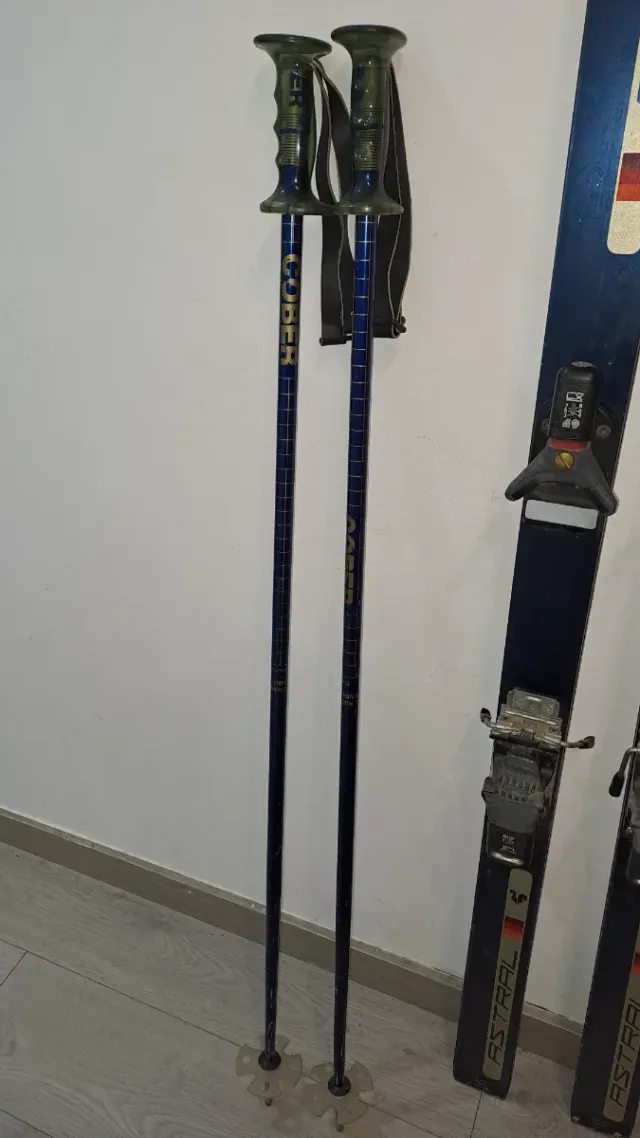 Conjunto de esquís Dynastar con bastones