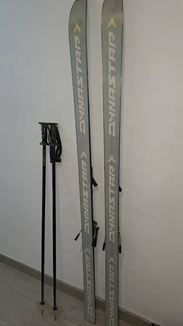 Conjunto de esquís Dynastar con bastones