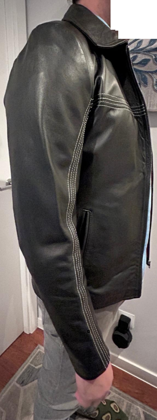 Cazadora de cuero negra con forro rojo