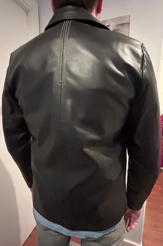 Cazadora de cuero negra con forro rojo