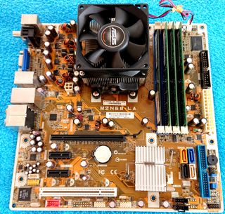 Scheda Madre - CPU AMD x2 - 3 GB Ram - HDD - PSU