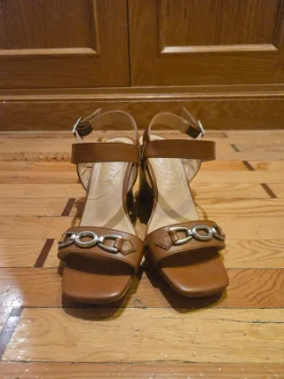 Elegantes sandalias de cuña marrones