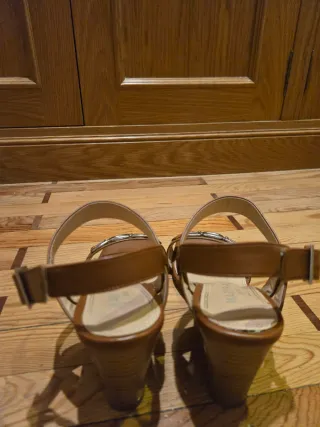 Elegantes sandalias de cuña marrones