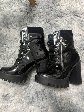 Botines negros de plataforma con cordones