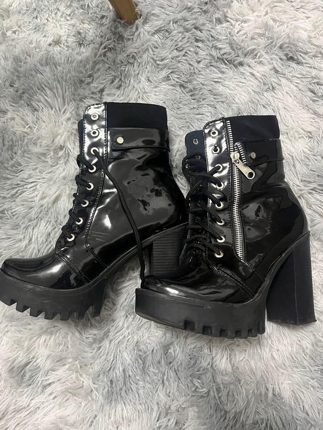 Botines negros de plataforma con cordones