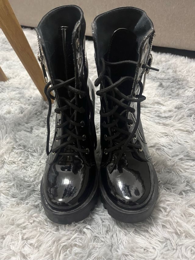 Botines negros de plataforma con cordones