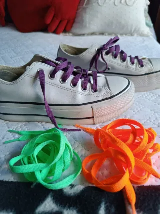 Converse Cuña Blancas con Cordones Morados.