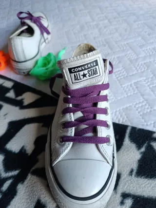 Converse Cuña Blancas con Cordones Morados.