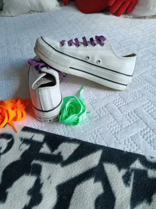 Converse Cuña Blancas con Cordones Morados.