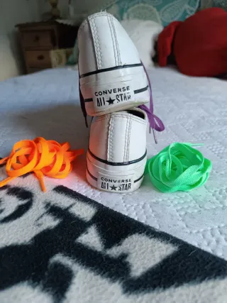 Converse Cuña Blancas con Cordones Morados.