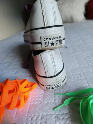 Converse Cuña Blancas con Cordones Morados.