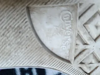 Converse Cuña Blancas con Cordones Morados.