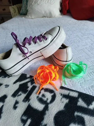 Converse Cuña Blancas con Cordones Morados.