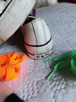 Converse Cuña Blancas con Cordones Morados.