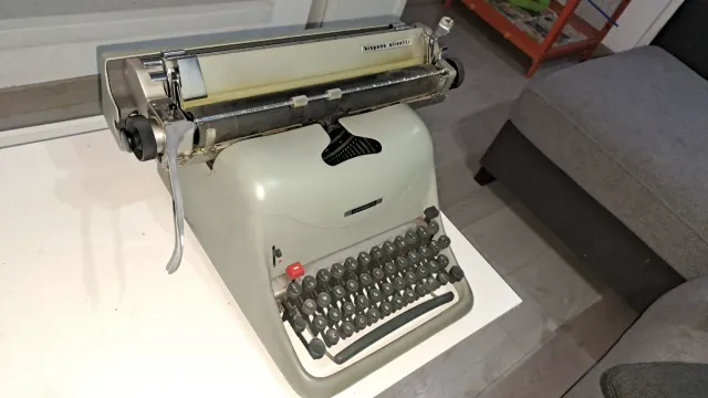 Máquina de escribir Olivetti antigua con 80 años