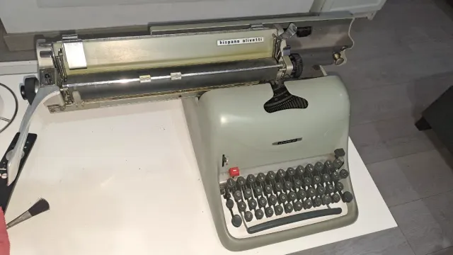 Máquina de escribir Olivetti antigua con 80 años