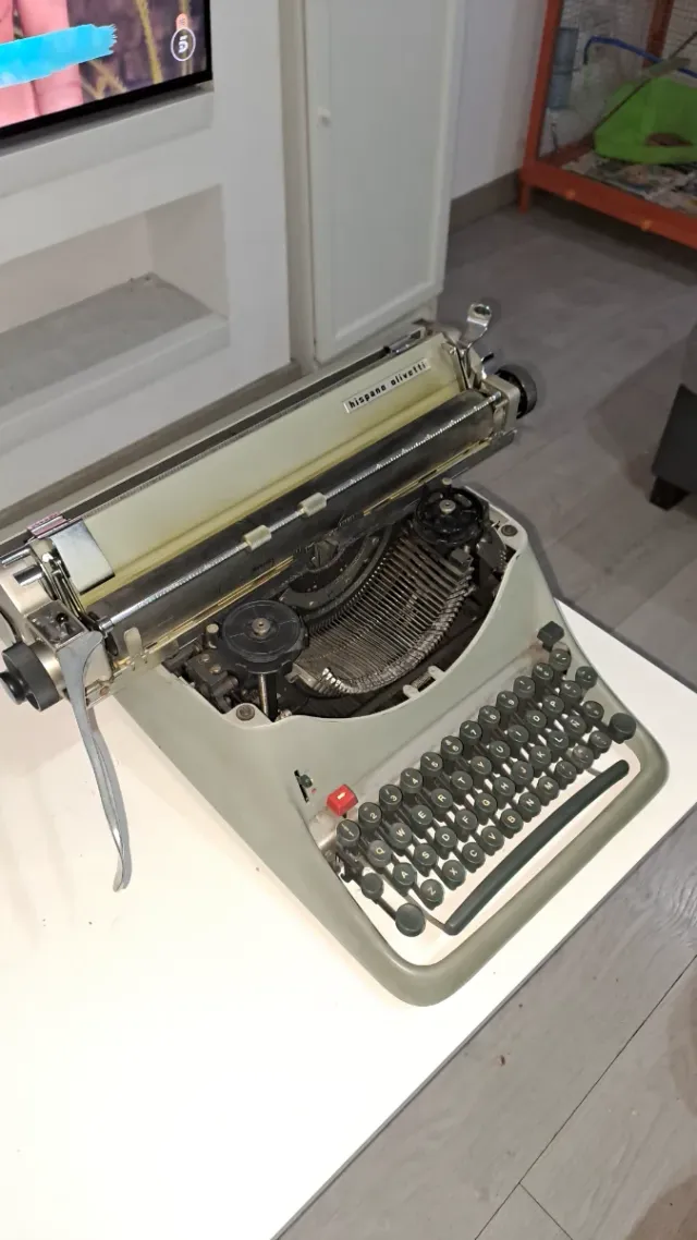 Máquina de escribir Olivetti antigua con 80 años