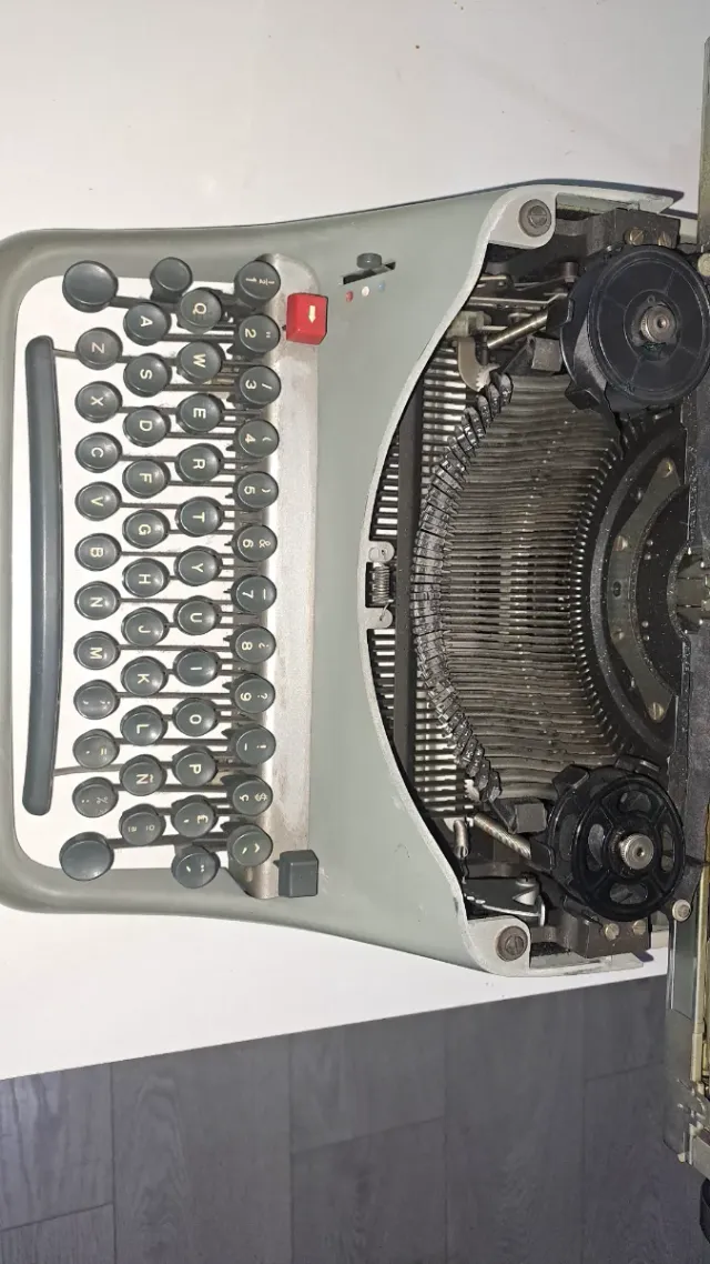 Máquina de escribir Olivetti antigua con 80 años