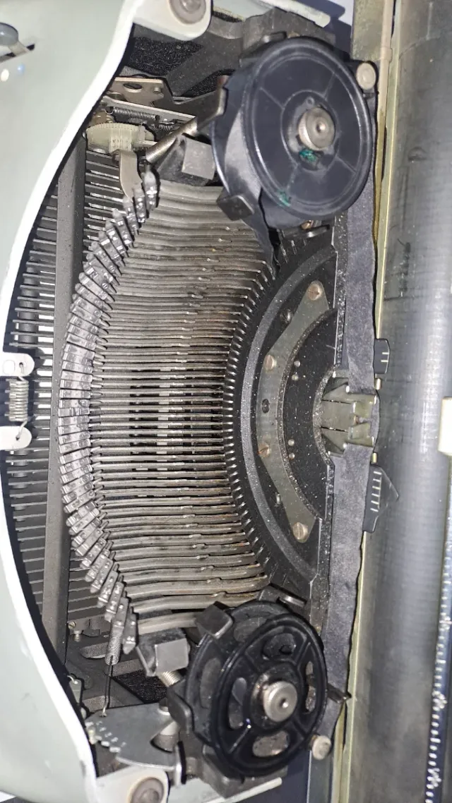 Máquina de escribir Olivetti antigua con 80 años