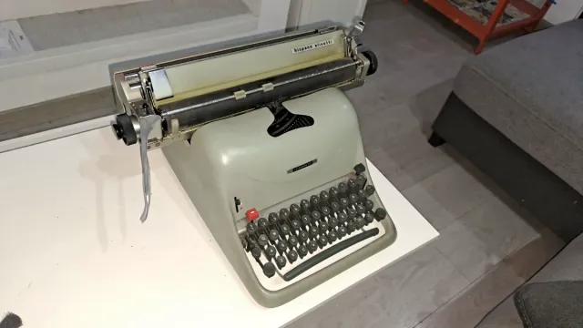 Máquina de escribir Olivetti antigua con 80 años