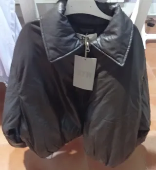 Chaqueta bomber acolchada efecto piel