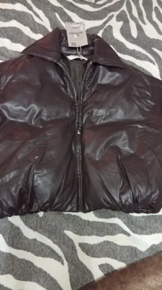 Chaqueta bomber acolchada efecto piel