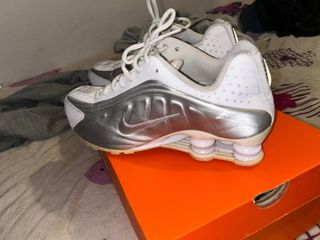 Zapatillas Nike ShoxR4 plateadas y blancas