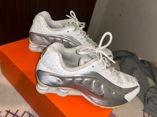 Zapatillas Nike ShoxR4 plateadas y blancas