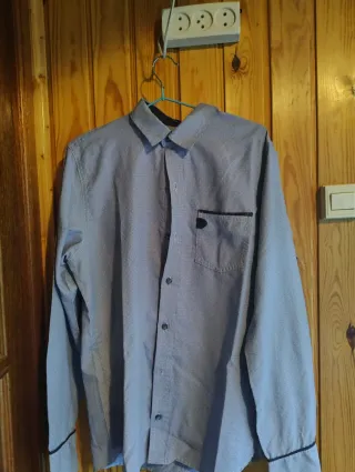 Camisa de vestir azul con puntos